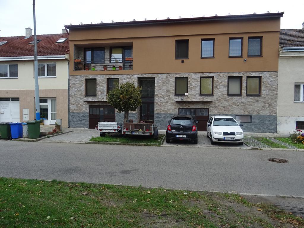 Milanna Apartment Breclav Bagian luar foto